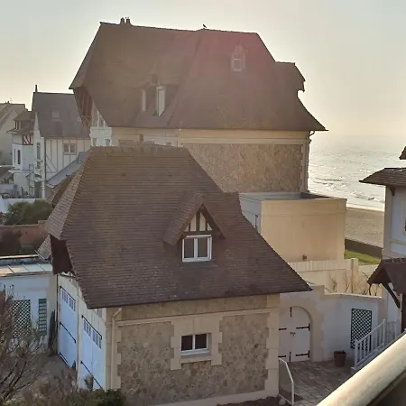 Le Yacht Club1 *
